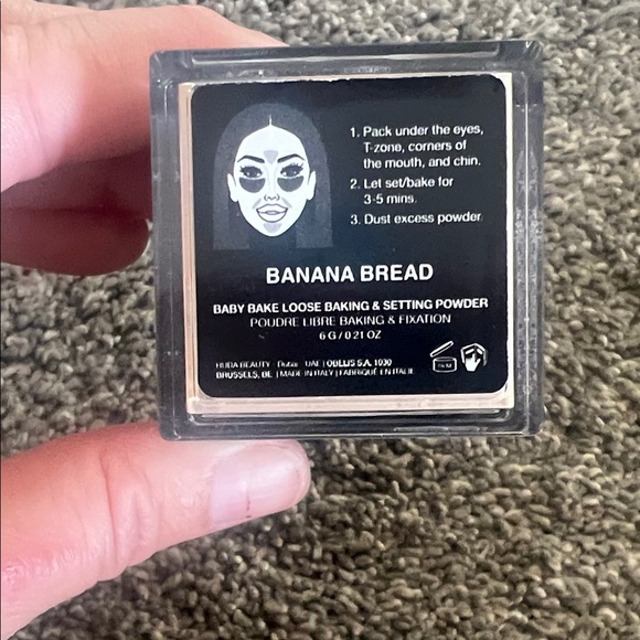 HUDA BEAUTY Banana Bread Baby Bake Loose Baking & Setting Powder - Picture 2 of 4